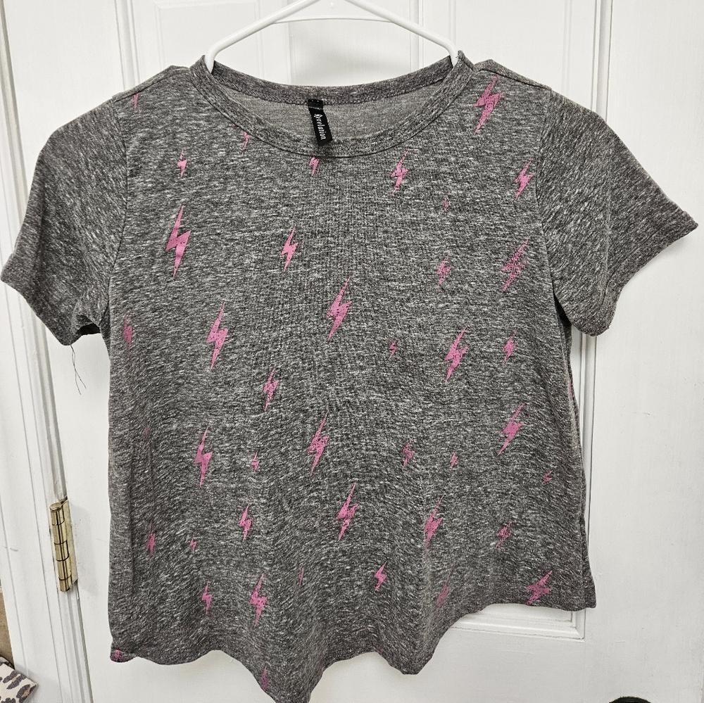 Cropped gray t-shirt, pink lightning bolts girls, youth large